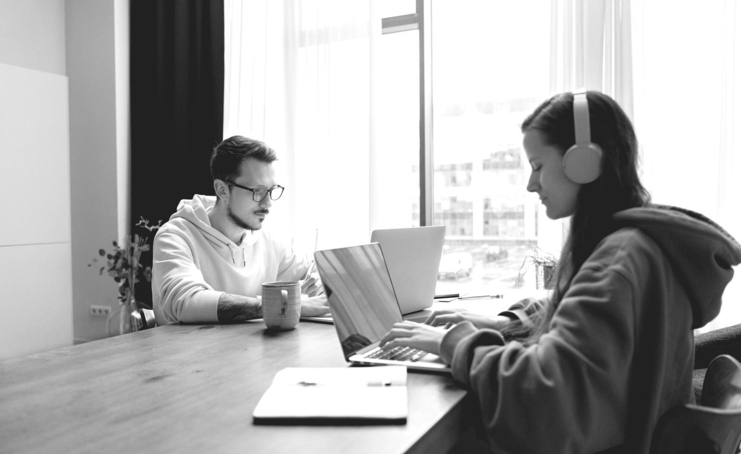 Übersichtliche Finanzplanung auf einem Laptop