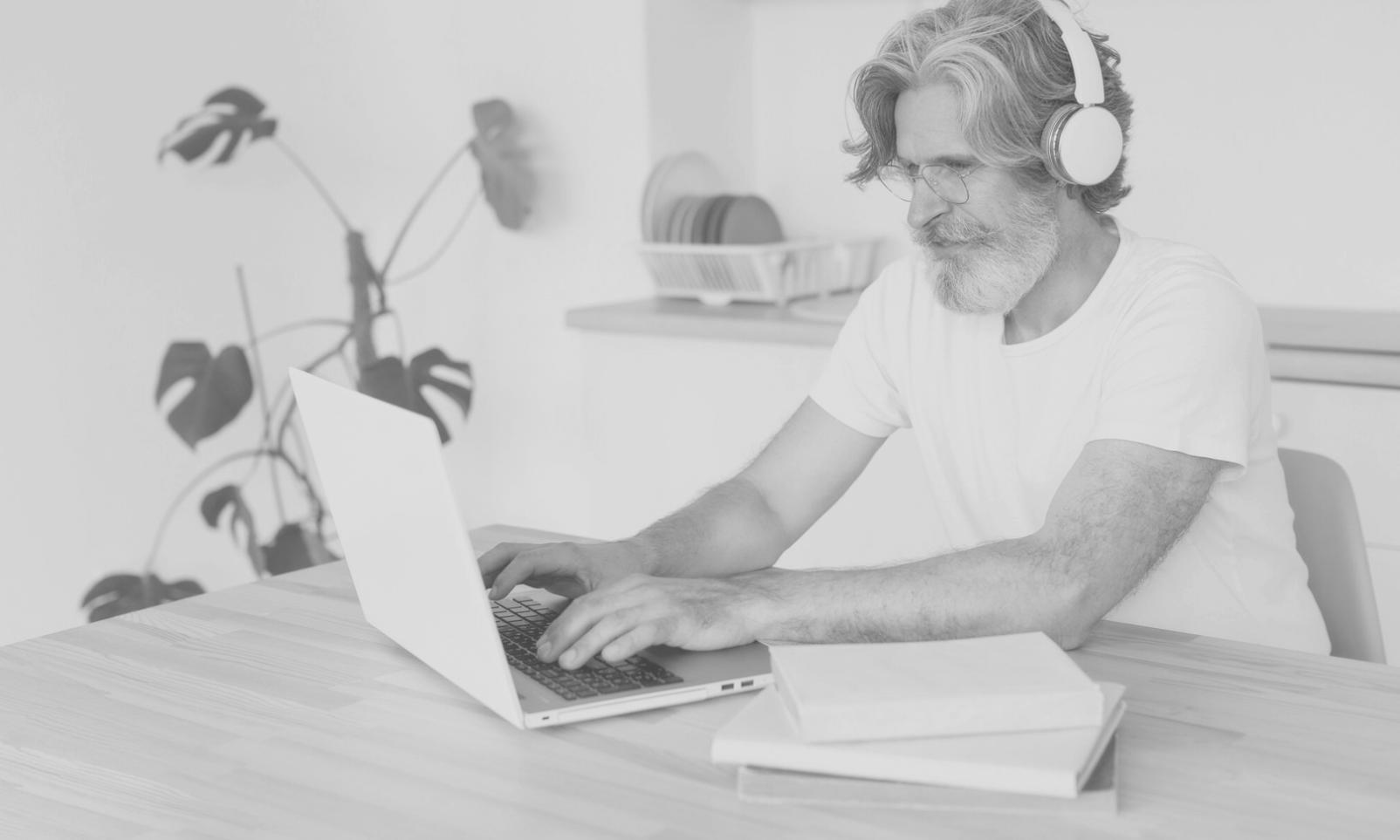 Nahaufnahme von orvexilonq Dashboard auf modernem Laptop-Bildschirm