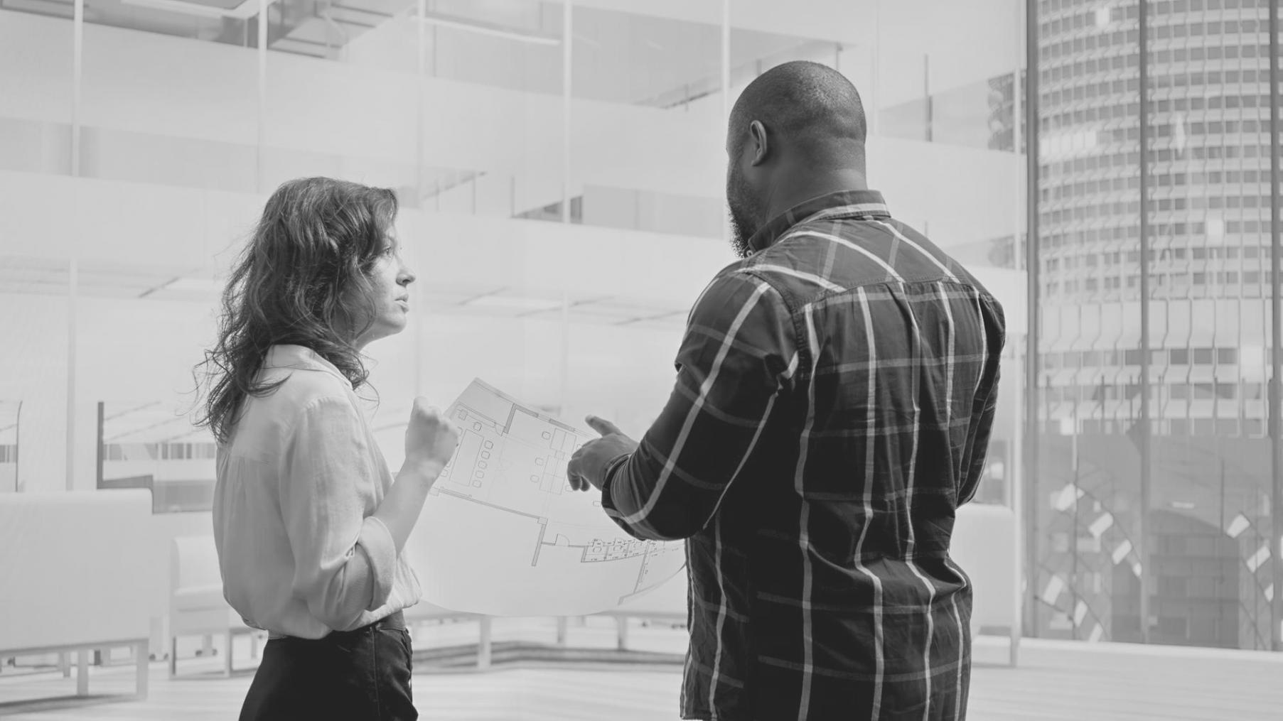 Team-Meeting zur Produktentwicklung mit Whiteboards