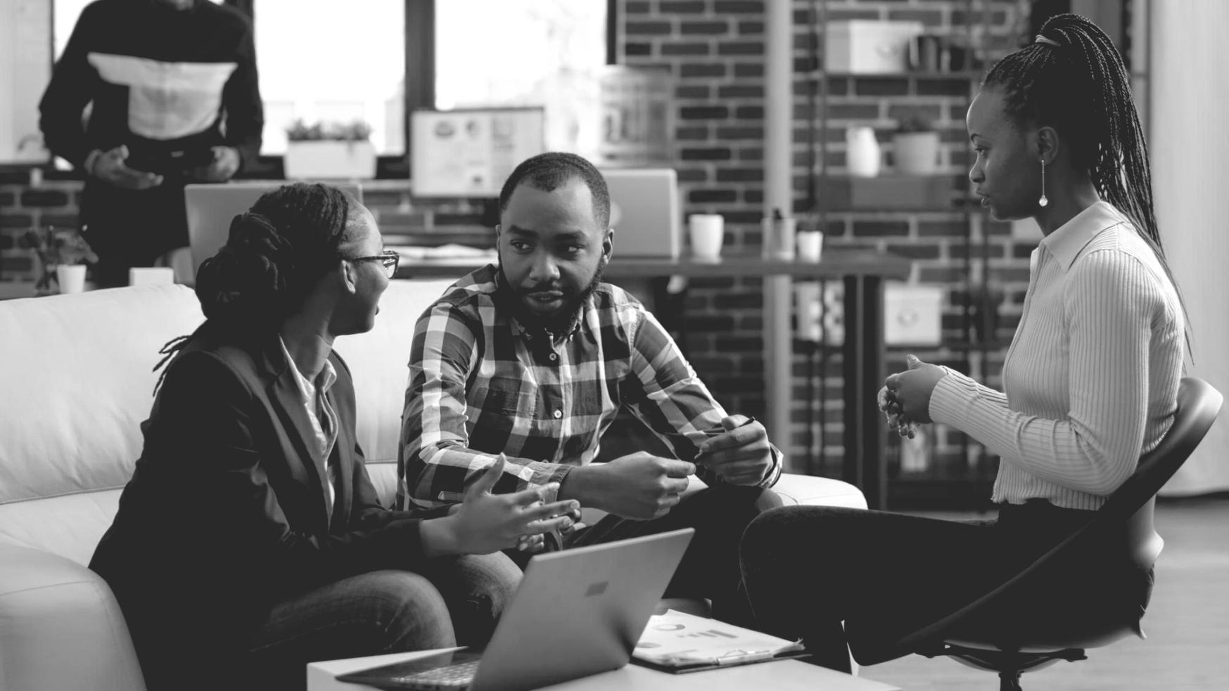 Büroarbeitsplatz mit Laptop und Finanzunterlagen