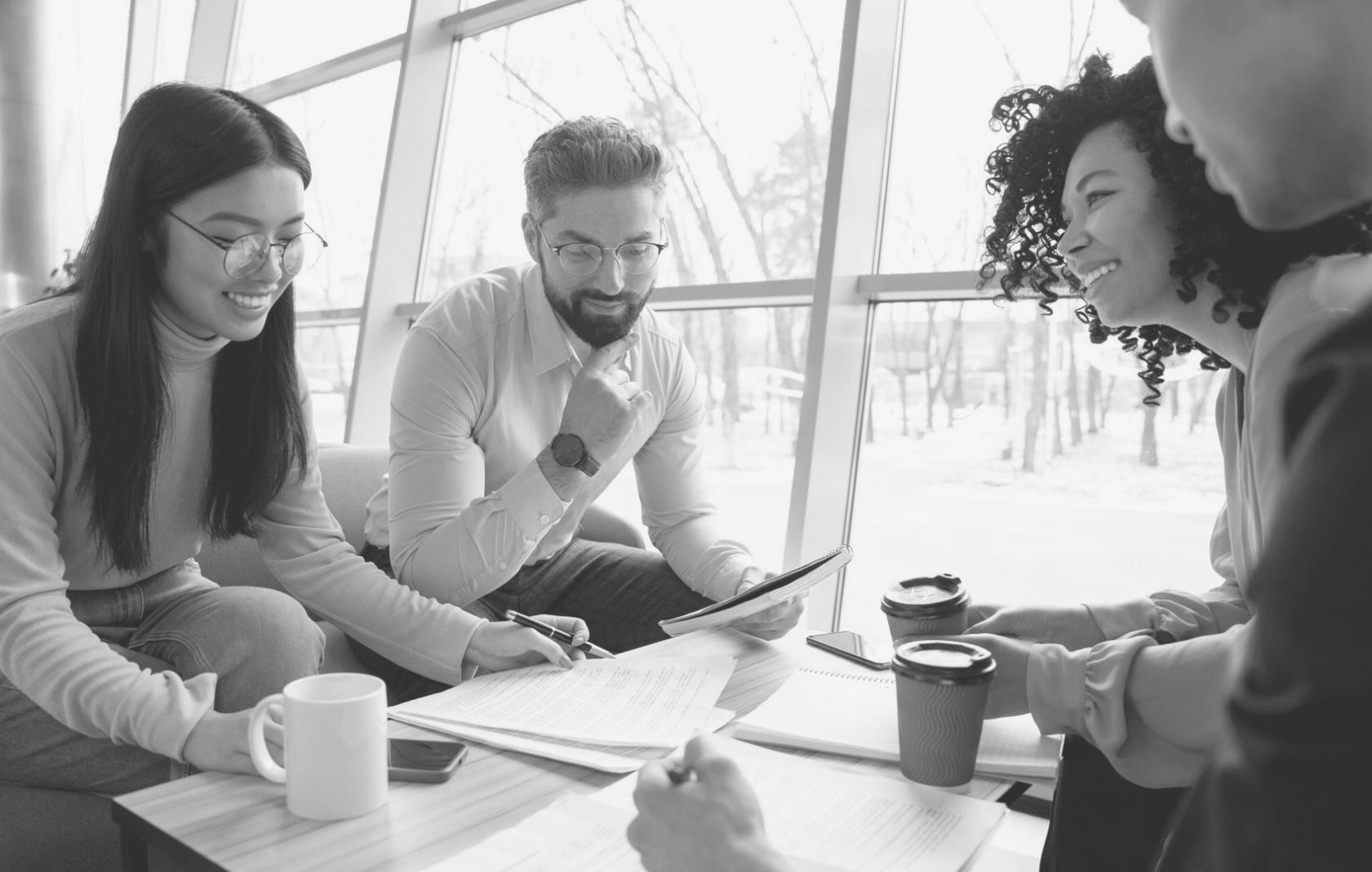 Arbeitsplatz mit Finanzanalyse-Dashboard auf modernem Monitor