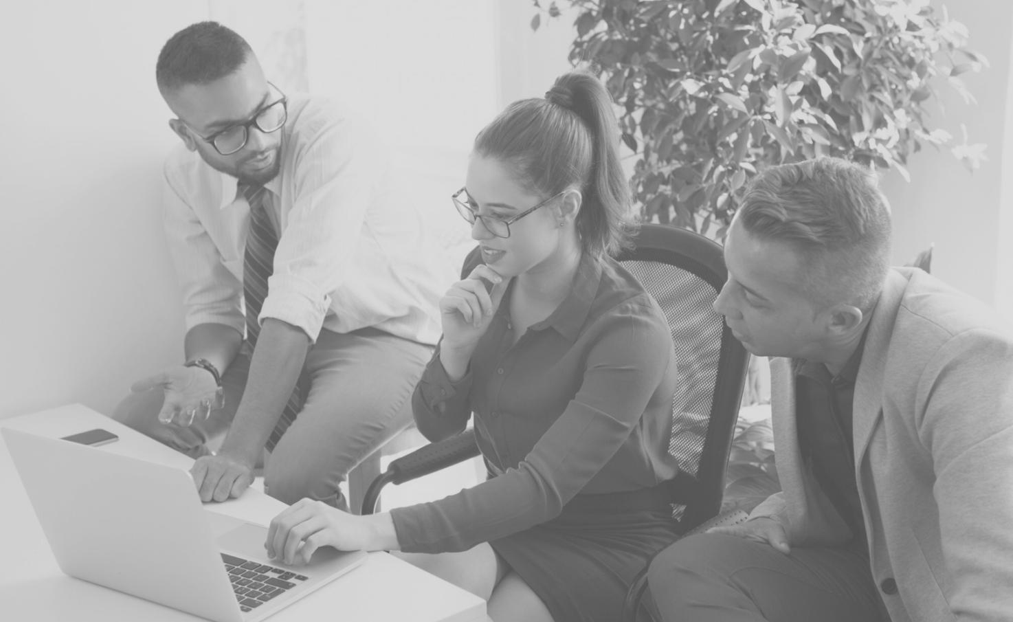 Entwicklerteam bei der Code-Review am Laptop